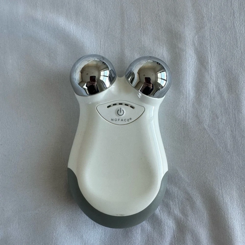 NuFACE Mini Facial Toning Device - White/Grey (With Charger) - Picture 2 of 3